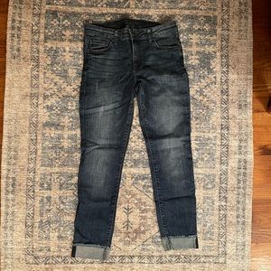 Kut from the Kloth sz 2 Emelina Ankle, Straight Leg distressed jeans w fray hem